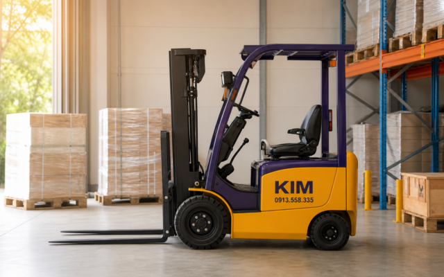 Minh họa AI xe nâng vàng–tím KIM, số điện thoại 0913.558.335