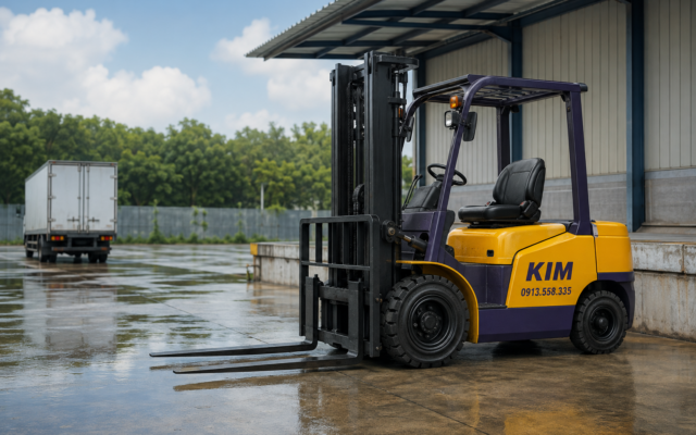 Minh họa AI xe nâng vàng–tím KIM, số điện thoại 0913.558.335