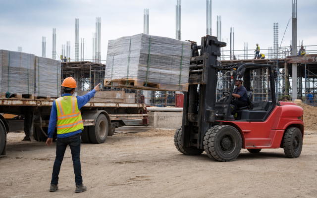 Xe nâng phục vụ công trình xây dựng